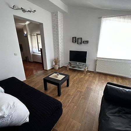 Apartments Petrovic Пироваць Екстер'єр фото
