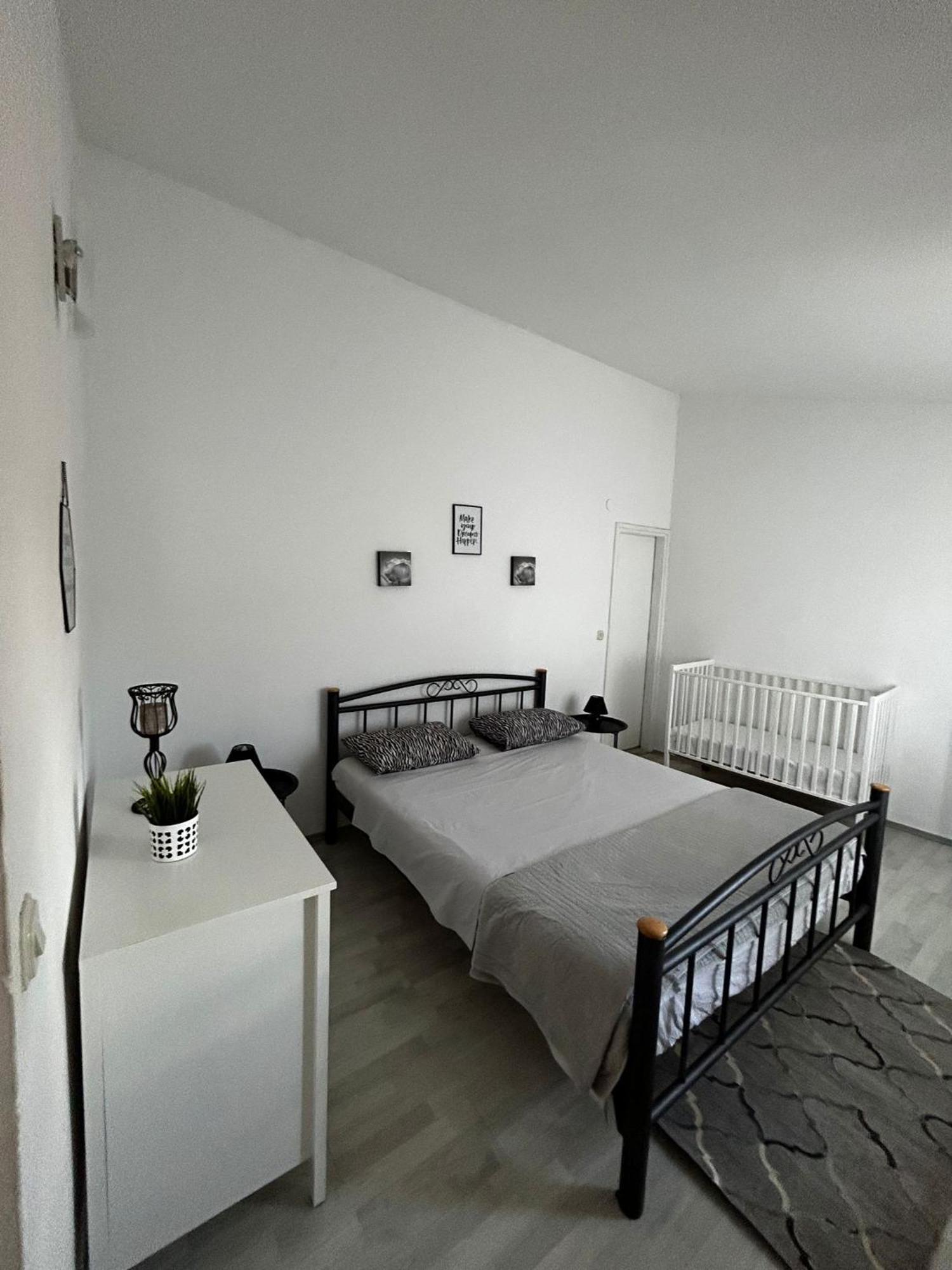 Apartments Petrovic Пироваць Екстер'єр фото