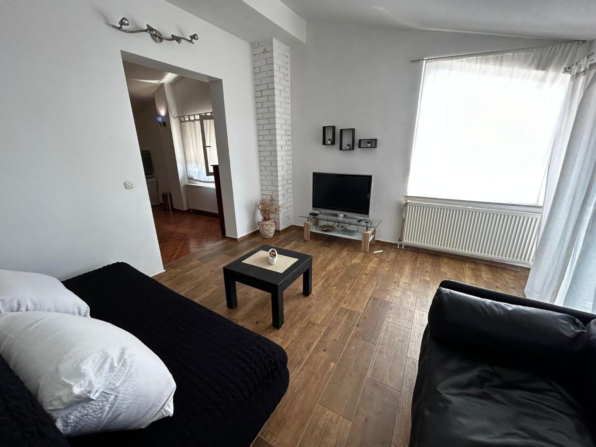 Apartments Petrovic Пироваць Екстер'єр фото